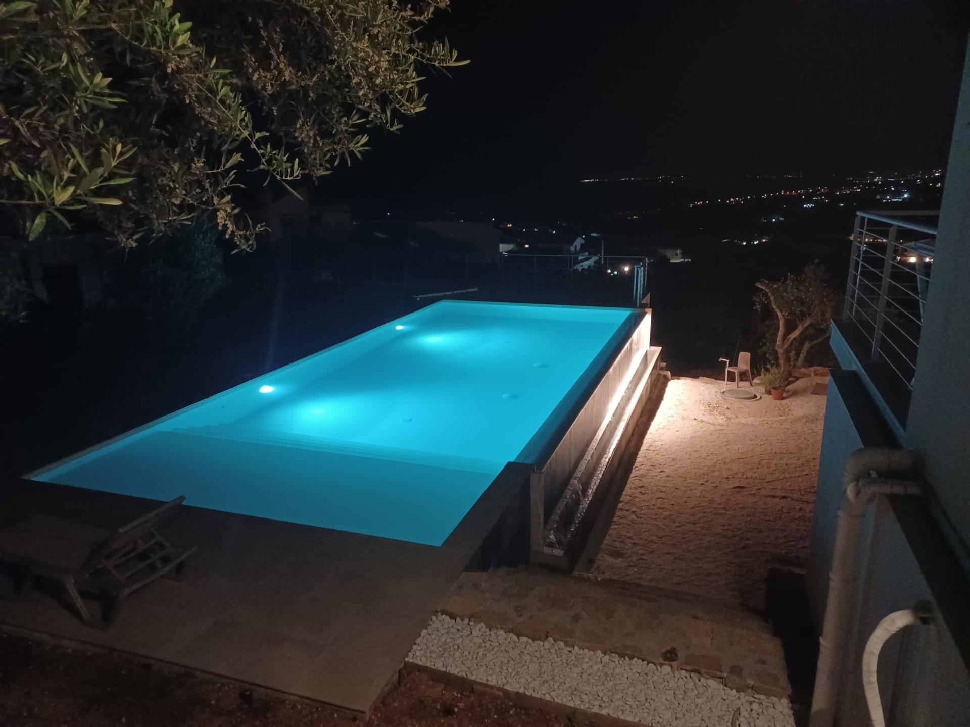piscina di notte