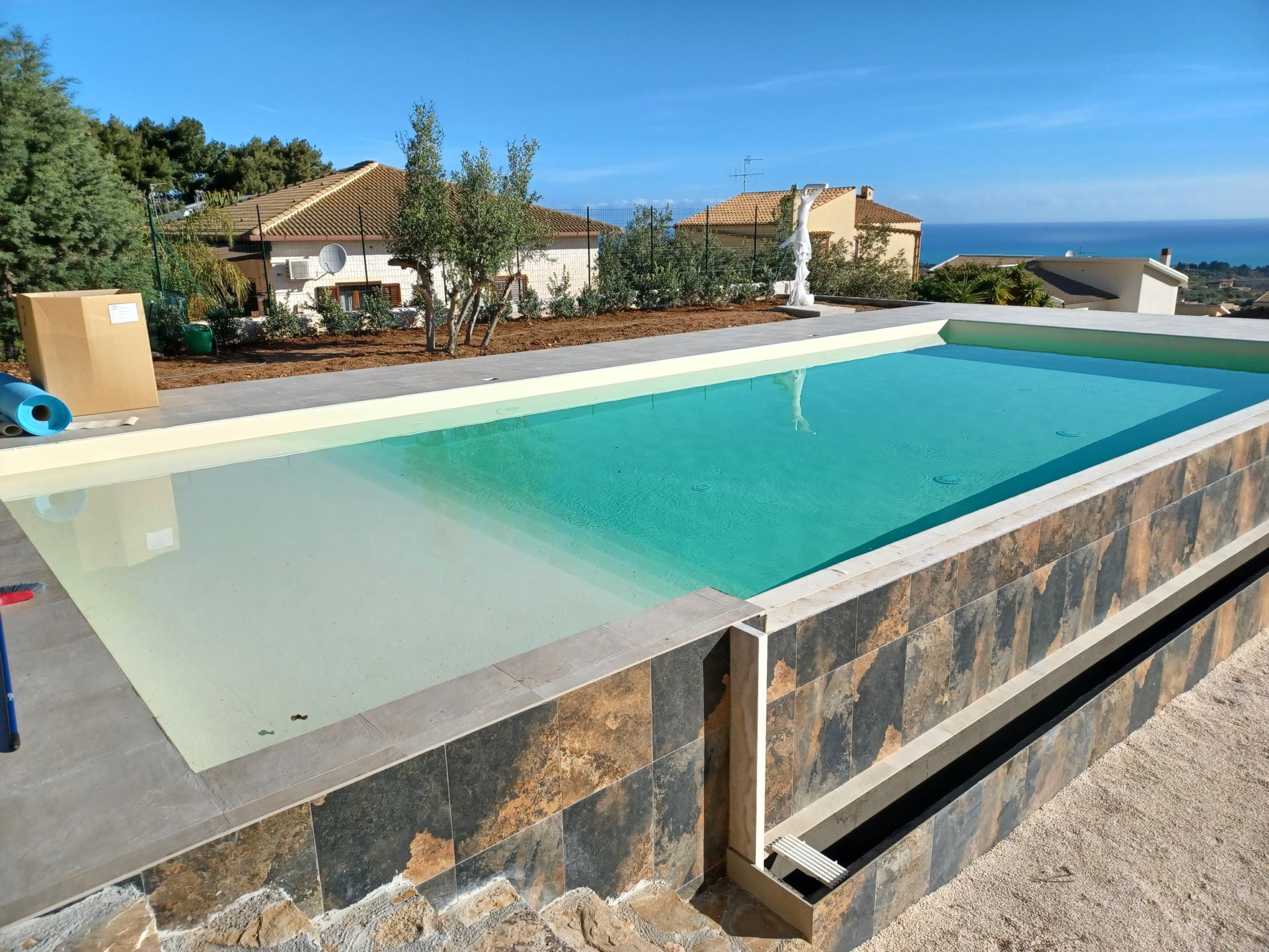 piscina lato dello sfioro